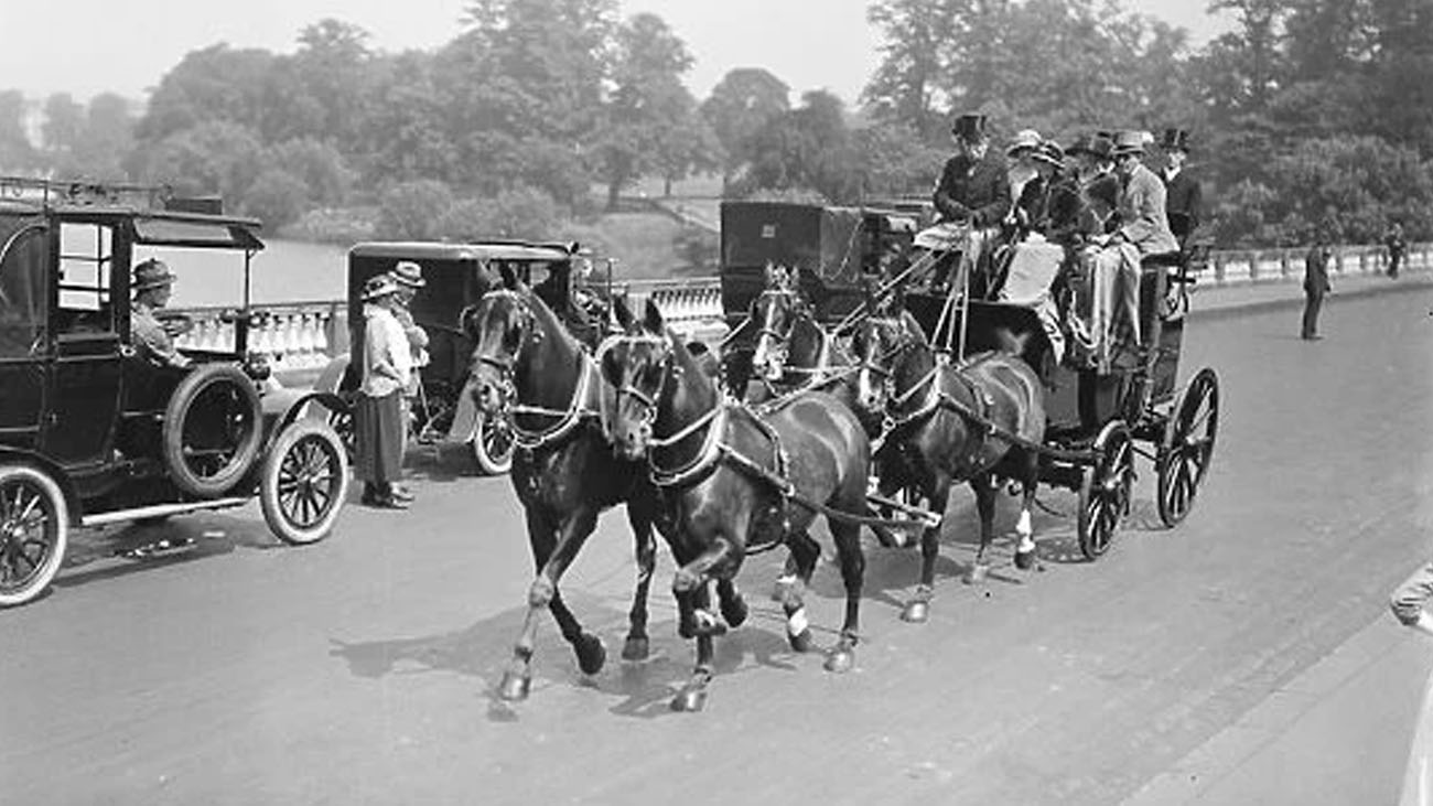 Coaching marathon reaches from Hyde Park to Richmond (1921)