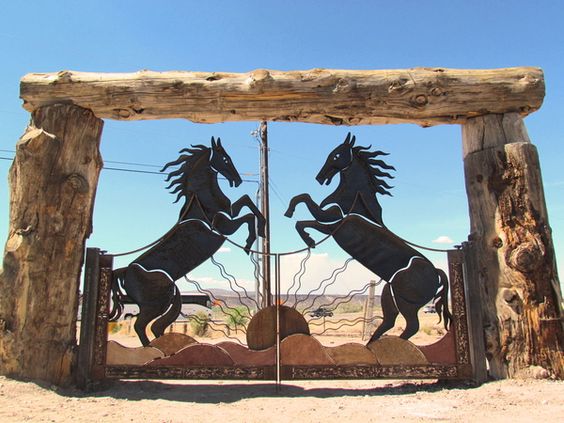 Horses decorated driveway gate