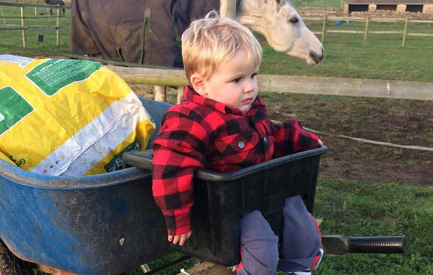 Wheelbarrow - kid carry